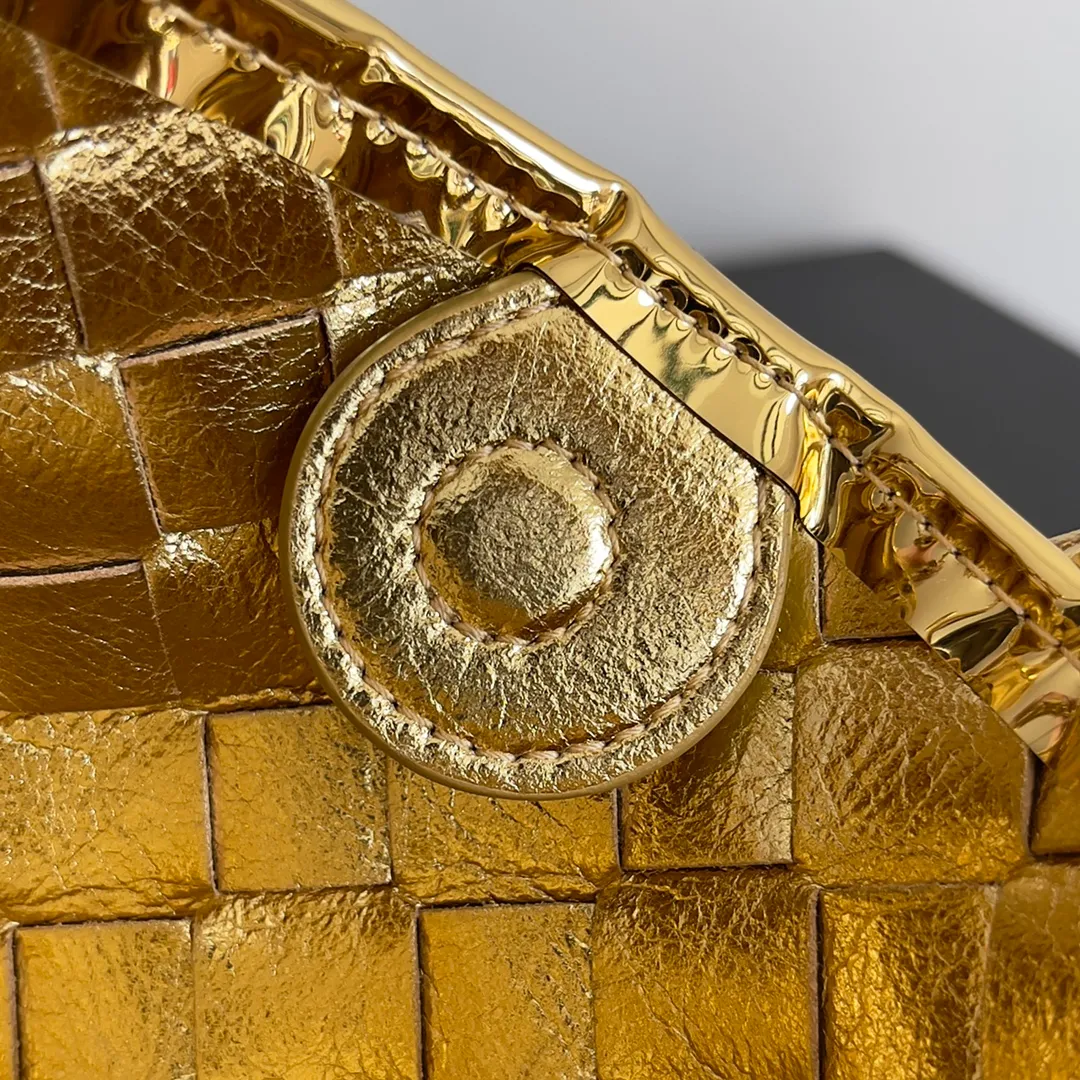 Batch of 1260 BV Mini Sardine is coming‼ ️Super high-end, stainless steel hardware + 24k real gold plating process, fish scales (concave and convex positions) are the finishing touch, the sardine bag that can be carried cross-body is completely beautiful to the heart. The metal element handle and the weaving are perfectly combined to completely integrate the artistic sense and elegance and fashion. It is really like a work of art🏺The large size is elegant, the small size is exquisite and cute, a must-have item for fashionistas, and the details are perfectly reproduced. Style number: 744267 Size 20*12*2.5
